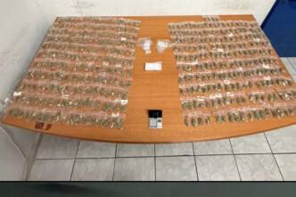 Αθήνα: Διακινητής έκρυβε δόσεις κάνναβης σε κρυφή θήκη θερμός