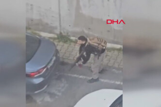 Στιγμές τρόμου στην Κωνσταντινούπολη: Η στιγμή που ένοπλοι ανοίγουν πυρ κατά του ισραηλινού προξενείου