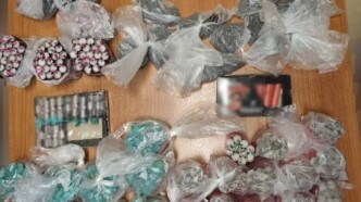 Χειροπέδες σε ανήλικους στην Αθήνα για εκατοντάδες παράνομες κροτίδες