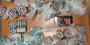 Χειροπέδες σε ανήλικους στην Αθήνα για εκατοντάδες παράνομες κροτίδες