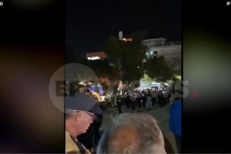 Ο Ντάνιελ Κρεγκ στην περιφορά του Επιταφίου στη Γλυφάδα