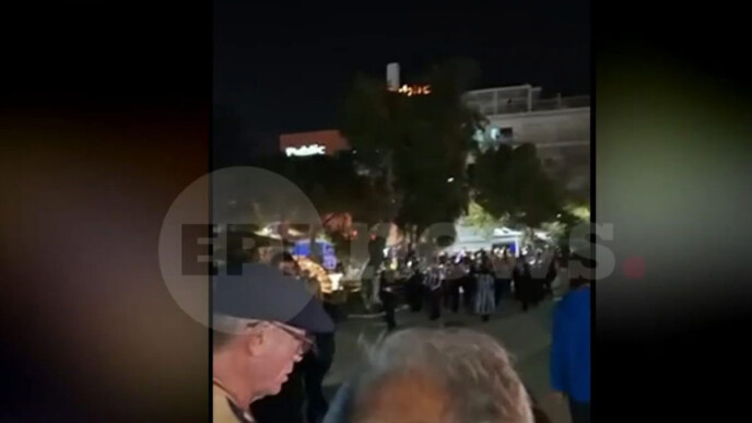 Ο Ντάνιελ Κρεγκ στην περιφορά του Επιταφίου στη Γλυφάδα