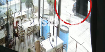 Θρήνος στο Μενίδι τη Μεγάλη Τετάρτη: Η στιγμή που η νταλίκα παρασύρει την άτυχη 82χρονη