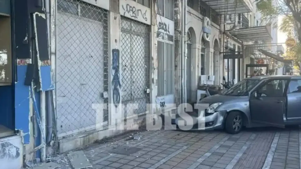 Πάτρα: Αυτοκίνητο εξετράπη και «καρφώθηκε» σε είσοδο πολυκατοικίας