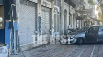 Πάτρα: Αυτοκίνητο εξετράπη και «καρφώθηκε» σε είσοδο πολυκατοικίας