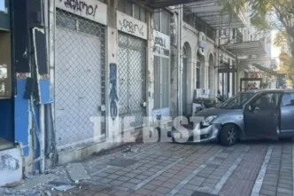 Πάτρα: Αυτοκίνητο εξετράπη και «καρφώθηκε» σε είσοδο πολυκατοικίας
