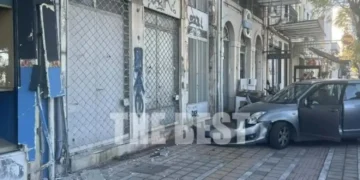 Πάτρα: Αυτοκίνητο εξετράπη και «καρφώθηκε» σε είσοδο πολυκατοικίας