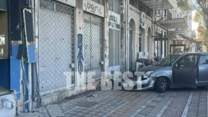 Πάτρα: Αυτοκίνητο εξετράπη και «καρφώθηκε» σε είσοδο πολυκατοικίας