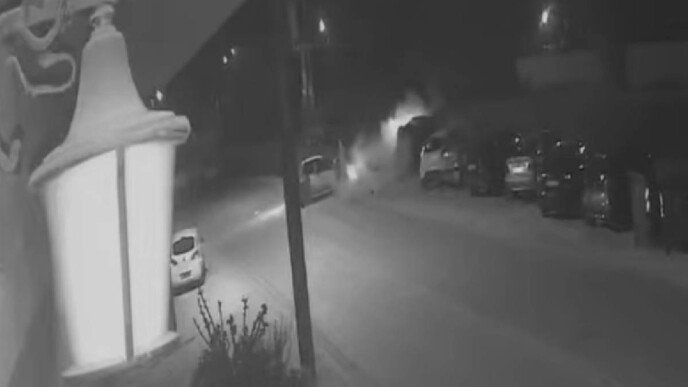 Σφοδρή σύγκρουση δύο οχημάτων στο Κανταρέ Κορίνθου μετά τα μεσάνυχτα