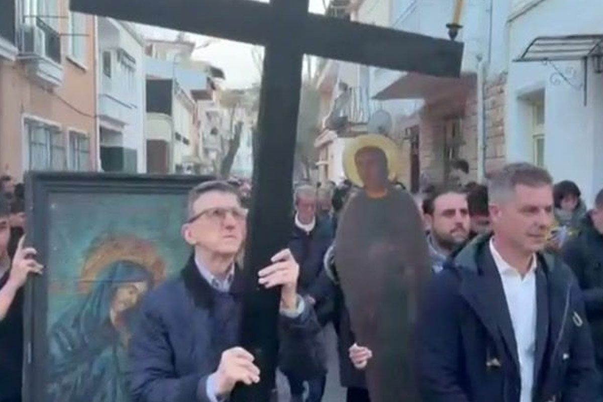 Άρης Πορτοσάλτε: Συμμετείχε στην περιφορά του Επιταφίου στην Πρίγκηπο