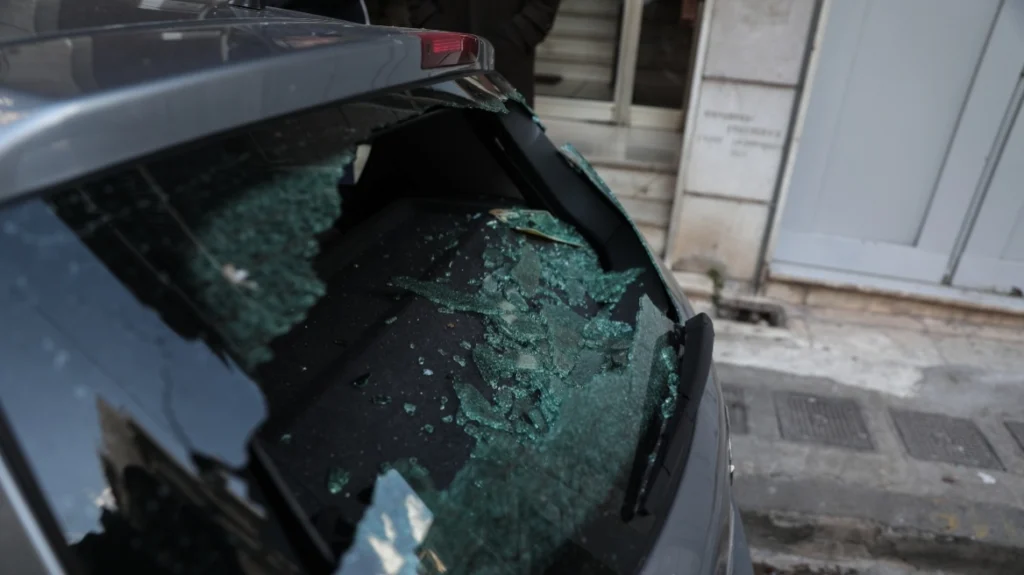 Παλαιστίνιος σε κατάσταση αμόκ έσπασε 30 αυτοκίνητα στον Άγιο Παντελεήμονα