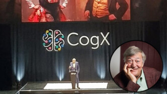 Στίβεν Φράι: Αγωγή 100.000 λιρών για την πτώση από τη σκηνή του CogX