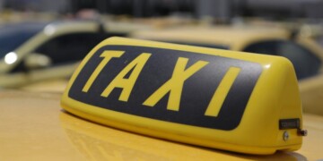 Σύλληψη 41χρονου οδηγού ταξί στον Πειραιά για πλαστή άδεια