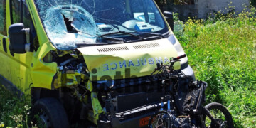 Θρήνος στο Αλιβέρι: 17χρονος έχασε τη ζωή του σε τροχαίο με ασθενοφόρο