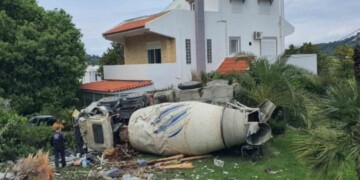 Ρόδος: Ανεξέλεγκτη μπετονιέρα «ισοπέδωσε» αυλή σπιτιού