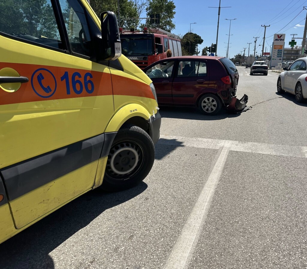 Σύγκρουση δύο οχημάτων στη Νέα Μάκρη με τέσσερις τραυματίες