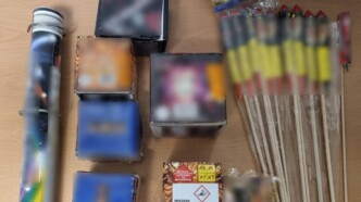 Τον έπιασαν με εκατοντάδες βεγγαλικά στην πλατεία Ελευσίνας – Χειροπέδες σε 44χρονο