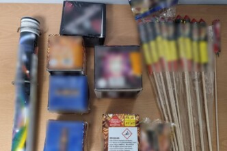 Τον έπιασαν με εκατοντάδες βεγγαλικά στην πλατεία Ελευσίνας – Χειροπέδες σε 44χρονο