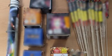 Τον έπιασαν με εκατοντάδες βεγγαλικά στην πλατεία Ελευσίνας – Χειροπέδες σε 44χρονο