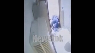 Η στιγμή της συμπλοκής στον Κολωνό: Αστυνομικός δέχθηκε επίθεση με κατσαβίδι αλλά αφόπλισε τον δράστη