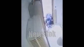 Η στιγμή της συμπλοκής στον Κολωνό: Αστυνομικός δέχθηκε επίθεση με κατσαβίδι αλλά αφόπλισε τον δράστη