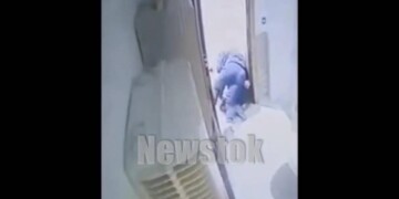 Η στιγμή της συμπλοκής στον Κολωνό: Αστυνομικός δέχθηκε επίθεση με κατσαβίδι αλλά αφόπλισε τον δράστη