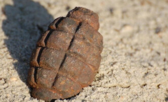 Κυψέλη: Εντοπισμός χειροβομβίδας και ναρκωτικών σε σπίτια - 3 συλλήψεις