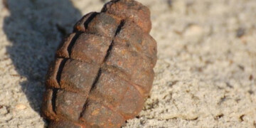 Κυψέλη: Εντοπισμός χειροβομβίδας και ναρκωτικών σε σπίτια - 3 συλλήψεις