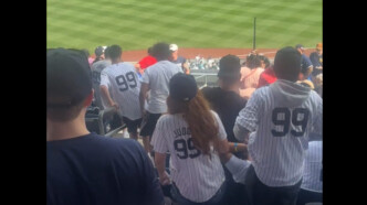 Σκηνές χάους στη Νέα Υόρκη: Φίλαθλοι πιάστηκαν στα χέρια κατά τη διάρκεια αγώνα των Yankees