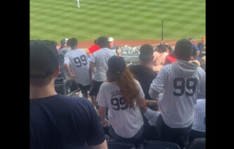 Σκηνές χάους στη Νέα Υόρκη: Φίλαθλοι πιάστηκαν στα χέρια κατά τη διάρκεια αγώνα των Yankees