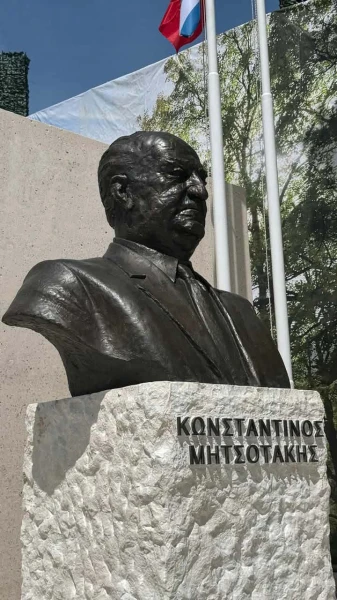 Ο Γρηγόρης Δημητριάδης στη Δερβιτσάνη: Η κοινή εμφάνιση με τον Έντι Ράμα στο μνημείο του Κ. Μητσοτάκη - newstok.gr