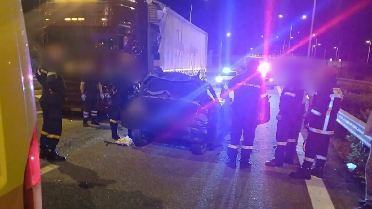 Τροχαίο στην Ιόνια Οδό: Σύγκρουση νταλίκας με ΙΧ στον Κουβαρά