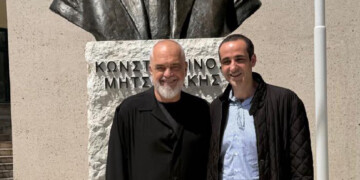 Ο Γρηγόρης Δημητριάδης στη Δερβιτσάνη: Η κοινή εμφάνιση με τον Έντι Ράμα στο μνημείο του Κ. Μητσοτάκη