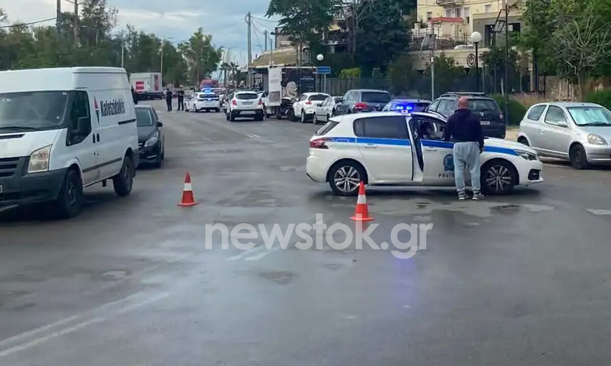 Μια φαινομενικά τυπική περιπολία της ΕΛΑΣ στην περιοχή του Μικρολίμανου εξελίχθηκε σε σκηνικό ένοπλης αντιπαράθεσης τα ξημερώματα του Σαββάτου. Οι αστυνομικοί που διενεργούσαν τυχαίους ελέγχους βρέθηκαν πρόσωπο με πρόσωπο με έναν από τους πλέον καταζητούμενους κακοποιούς, αποτρέποντας την τελευταία στιγμή μια πιθανή αιματοχυσία. Κατά τη διάρκεια της βάρδιας, οι άνδρες της αστυνομίας εντόπισαν έναν πεζό να κινείται ύποπτα έξω από κατάστημα εστίασης. Η οπτική επαφή ήταν αρκετή για να τον ταυτοποιήσουν ως έναν ιδιαίτερα επικίνδυνο φυγόδικο, με πλούσιο παρελθόν στον χώρο του οργανωμένου εγκλήματος. Όταν οι ένστολοι του έδωσαν εντολή να ακινητοποιηθεί για σωματική έρευνα, εκείνος αντέδρασε άμεσα προτάσσοντας πυροβόλο όπλο. Λειτουργώντας αστραπιαία, οι αστυνομικοί άνοιξαν πυρ πρώτοι, καταφέρνοντας να τον τραυματίσουν και να τον αφοπλίσουν, προτού προλάβει να πατήσει τη σκανδάλη. Ασθενοφόρο του ΕΚΑΒ έφτασε στο σημείο και διακόμισε τον τραυματία στο νοσοκομείο «Αττικόν». Ο δράστης εισήχθη κατεπειγόντως στο χειρουργείο, με την κλινική του εικόνα να παραμένει μέχρι στιγμής ασαφής. Η αυτοψία στον χώρο της συμπλοκής αποκάλυψε το μέγεθος του κινδύνου. Σε απόσταση μόλις δέκα μέτρων από το σημείο του πυροβολισμού, βρέθηκε εγκαταλελειμμένη τσάντα που περιείχε οπλισμό και έξι χειροβομβίδες. Το εύρημα κινητοποίησε άμεσα το Τμήμα Εξουδετέρωσης Εκρηκτικών Μηχανισμών (ΤΕΕΜ), το οποίο ανέλαβε την ασφαλή απομάκρυνση του υλικού. Ο συλληφθείς διαθέτει ένα εξαιρετικά βεβαρυμμένο ιστορικό. Υπήρξε βασικό στέλεχος συμμορίας την περίοδο 2009-2012, έχοντας στο ενεργητικό του περισσότερες από εβδομήντα ένοπλες ληστείες, βιασμούς, διαρρήξεις και τουλάχιστον δύο ανθρωποκτονίες. Παράλληλα, είχε καταφέρει να αποδράσει το 2019 από το Μεταγωγών στην Πέτρου Ράλλη κρατώντας ομήρους αστυνομικούς, ενώ αργότερα απέδρασε εκ νέου από σωφρονιστικό ίδρυμα της Αλβανίας. Η προανάκριση βρίσκεται σε πλήρη εξέλιξη από την Ασφάλεια.