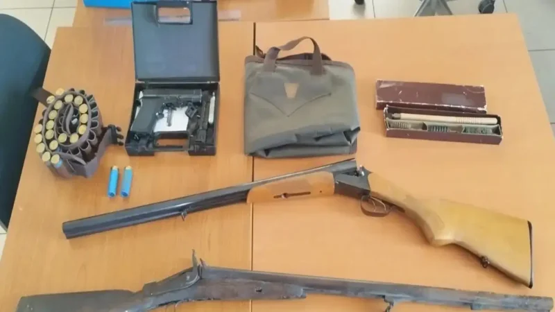 Κερατέα: Χειροπέδες σε 20χρονο για παράνομα όπλα στο σπίτι