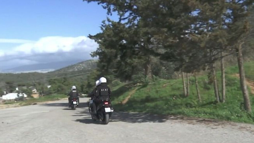 Επιθέσεις με πέτρες από μοτοσικλετιστή στα βόρεια προάστια – Τραυματίστηκε γυναίκα