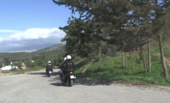Επιθέσεις με πέτρες από μοτοσικλετιστή στα βόρεια προάστια – Τραυματίστηκε γυναίκα