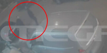 Αγρια επίθεση σε 15χρονο στον Νέο Κόσμο – Η στιγμή που οι δράστες τρέπονται σε φυγή