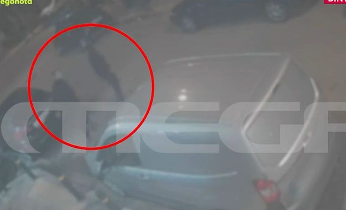 Αγρια επίθεση σε 15χρονο στον Νέο Κόσμο – Η στιγμή που οι δράστες τρέπονται σε φυγή