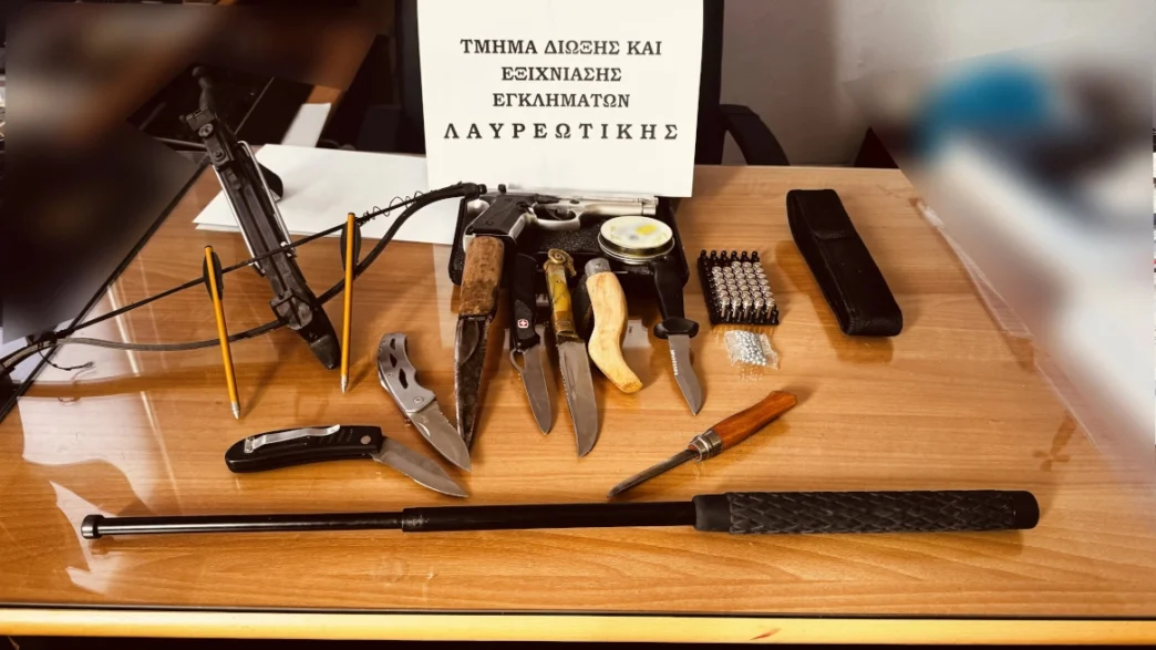 Οπλισμός, βαλλίστρες και κάνναβη: Η επιχείρηση της ΕΛ.ΑΣ. σε σπίτι στο Λαύριο
