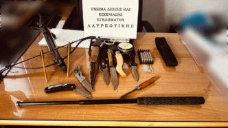 Οπλισμός, βαλλίστρες και κάνναβη: Η επιχείρηση της ΕΛ.ΑΣ. σε σπίτι στο Λαύριο