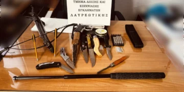 Οπλισμός, βαλλίστρες και κάνναβη: Η επιχείρηση της ΕΛ.ΑΣ. σε σπίτι στο Λαύριο