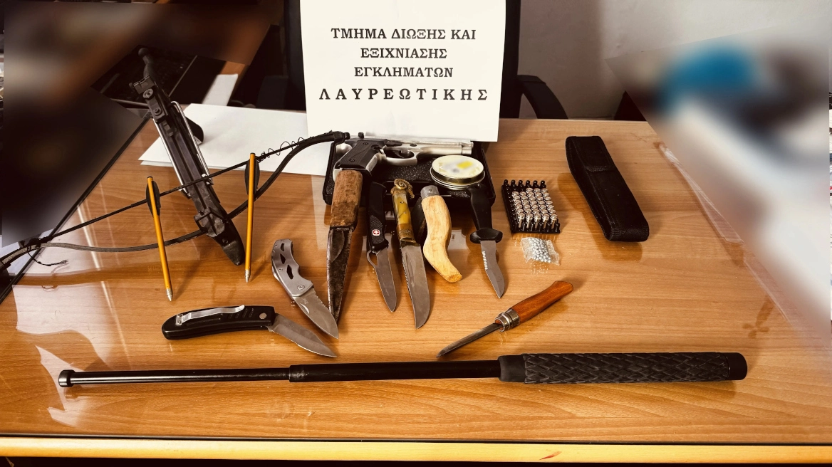 Οπλισμός, βαλλίστρες και κάνναβη: Η επιχείρηση της ΕΛ.ΑΣ. σε σπίτι στο Λαύριο