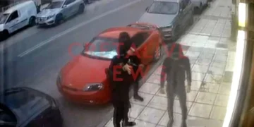 Σκηνές Φαρ Ουέστ στο Ηράκλειο: Η «πόρτα» σε μπαρ κατέληξε σε αιματηρή επίθεση και καταδίωξη