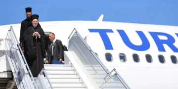 Μια ιστορική συνάντηση στην Αθήνα: Η θερμή υποδοχή του Πατριάρχη από τον Αρχιεπίσκοπο