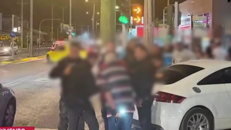 Εφιαλτικό βράδυ στη Λεωφόρο Μαραθώνος: Η στιγμή που όχημα παρασύρει 13χρονη - Βίντεο ντοκουμέντο