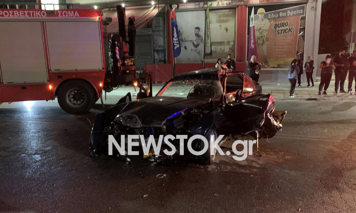 Σφοδρή πρόσκρουση αυτοκινήτου σε κολόνα στις Αχαρνές – Μεγάλη επιχείρηση της Πυροσβεστικής για τον απεγκλωβισμό του οδηγού