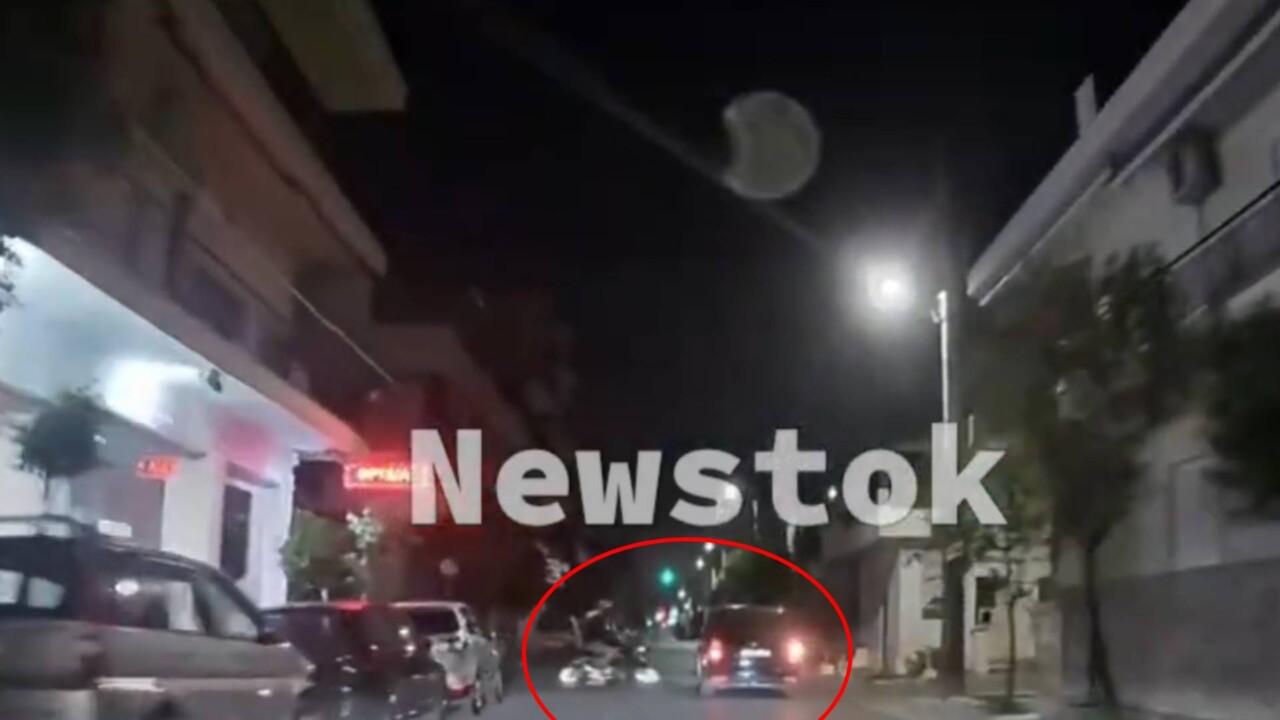 Τροχαίο με μηχανή στον Πειραιά: Κάμερα κατέγραψε τη σύγκρουση