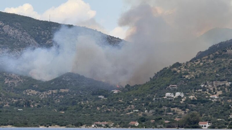 Φωτιά στη δασική έκταση της Περαχώρας κοντά στη Λίμνη Βουλιαγμένης