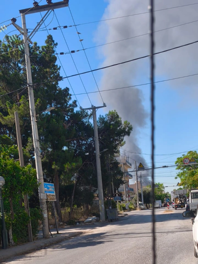 Μεγάλη φωτιά σε κατάστημα με ανταλλακτικά στο Μενίδι: Πυκνοί καπνοί και κλειστοί δρόμοι στην περιοχή - newstok.gr